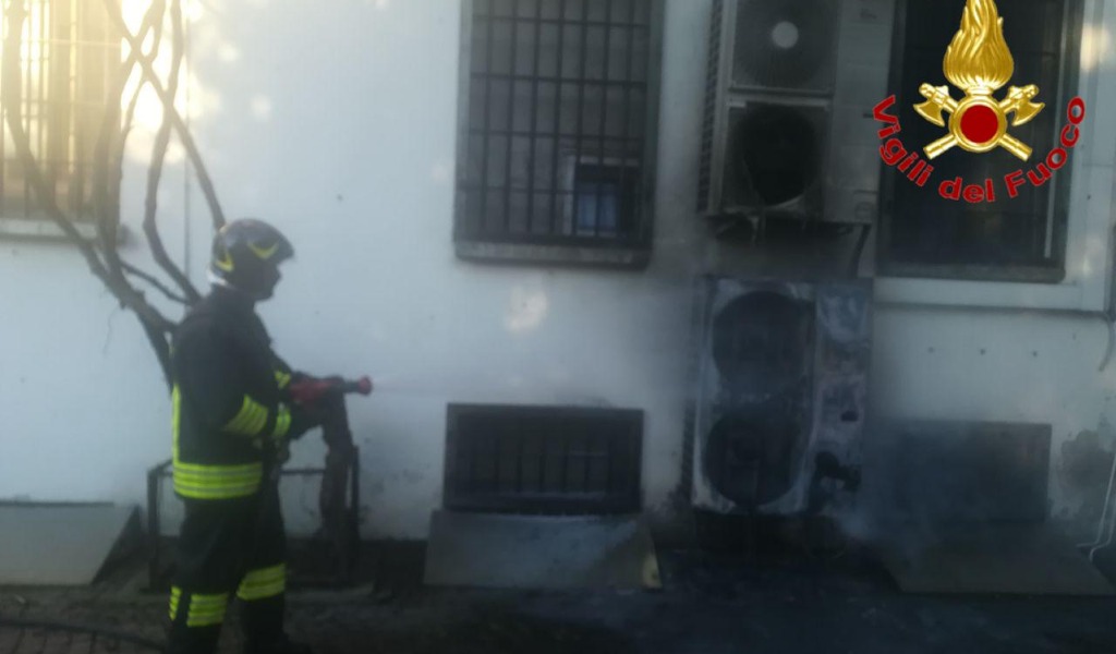 Fiamme in un appartamento a Lodi, i Vigili del fuoco domano l’incendio