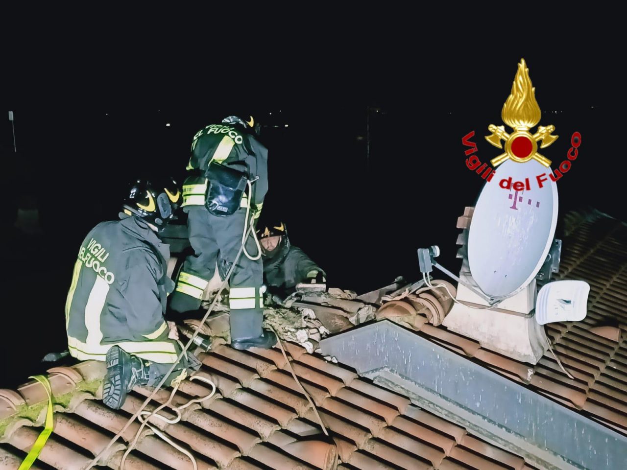 A fuoco la canna fumaria di una villetta, le fiamme intaccano anche il tetto FOTO