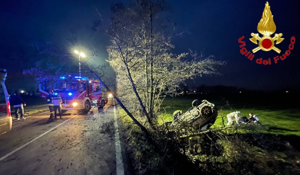 Esce di strada e si ribalta in un fosso, 42enne incastrata: il video dell’incidente