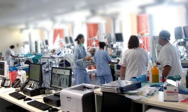 Terapie intensive Lombardia: “Prepararsi a riattivare 500 posti letto”. Ma arriva la smentita
