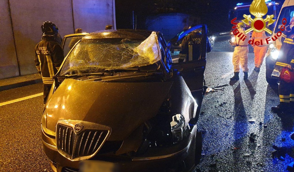27enne perde il controllo dell’auto e si schianta nel sottopasso FOTO