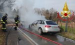 Auto in fiamme in strada: le foto dell'incendio domato