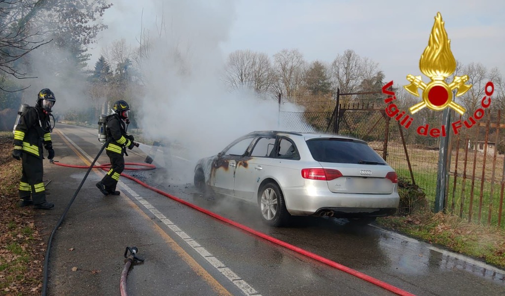 Auto in fiamme in strada: le foto dell’incendio domato
