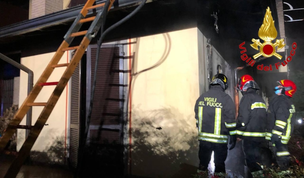 Paura a San’Angelo: un boato e poi l’incendio in una villetta