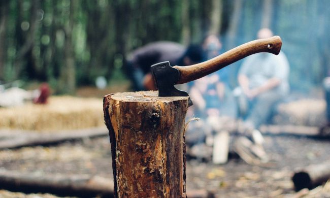 Contadino taglia un albero che cade addosso a una passante