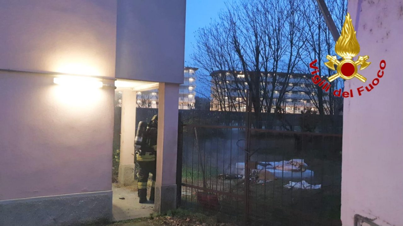 Vigile del fuoco fuori servizio vede del fumo uscire da un appartamento e salva una donna