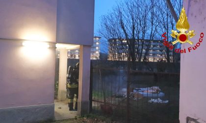 Vigile del fuoco fuori servizio vede del fumo uscire da un appartamento e salva una donna