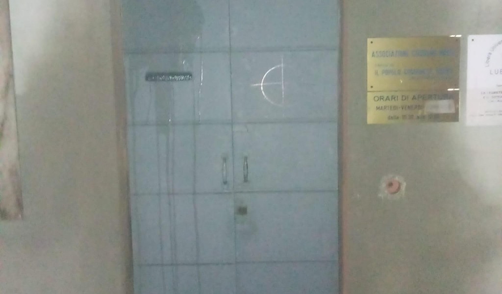 Atti vandalici sulla porta della sede del Pd di Codogno FOTO