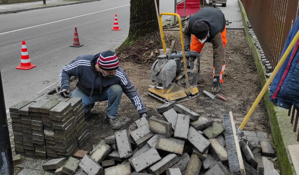 Al via le operazioni di manutenzione dei marciapiedi di viale Italia