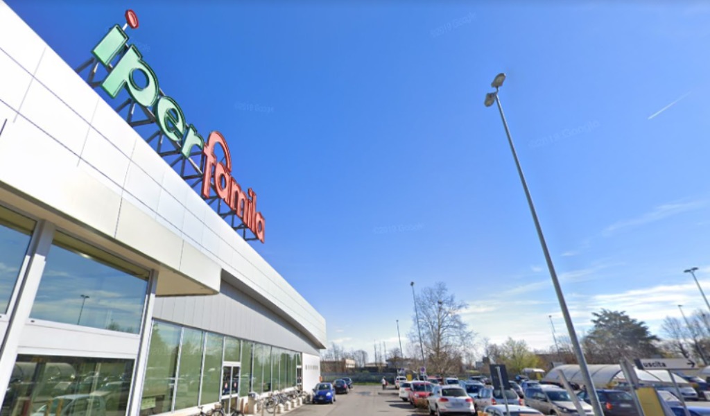 Denunciato per aver aggredito una ragazza, tre giorni dopo tenta il furto al supermercato