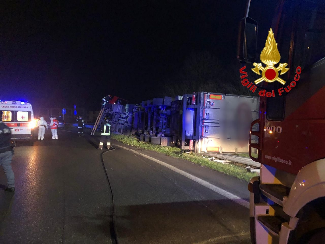 Mezzo pesante si ribalta in mezzo alla strada: un uomo coinvolto nel sinistro