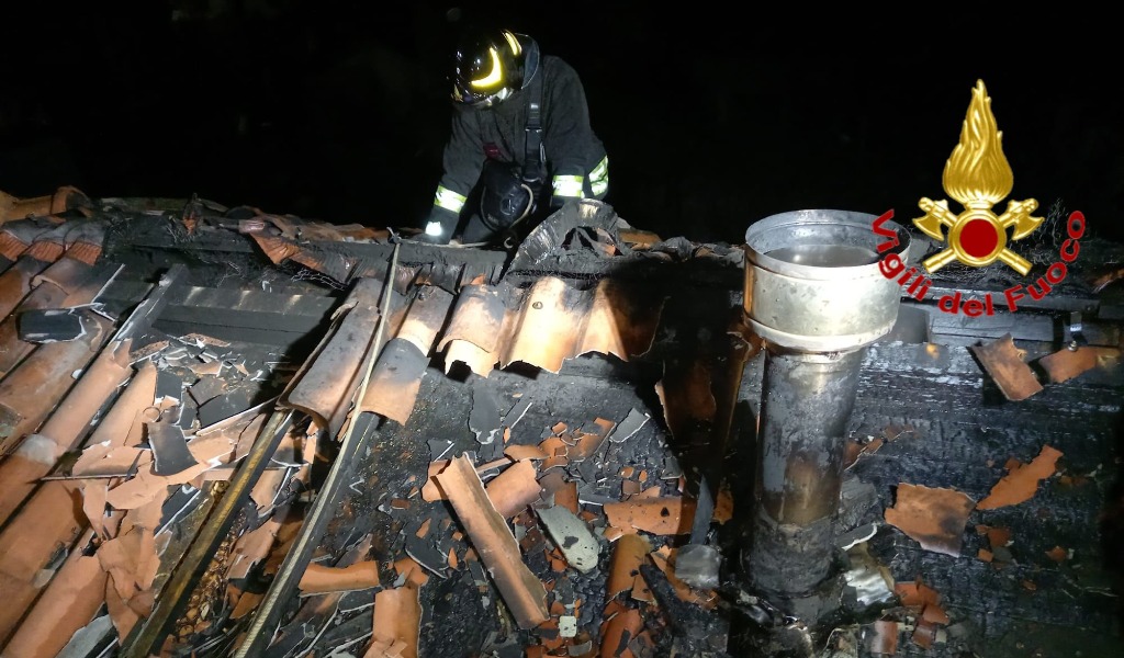 In fiamme un tetto a Graffignana, casa dichiarata inagibile