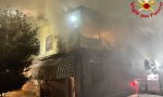 Tetto in fiamme ad Abbadia Cerreto, le foto e il video dell'intervento