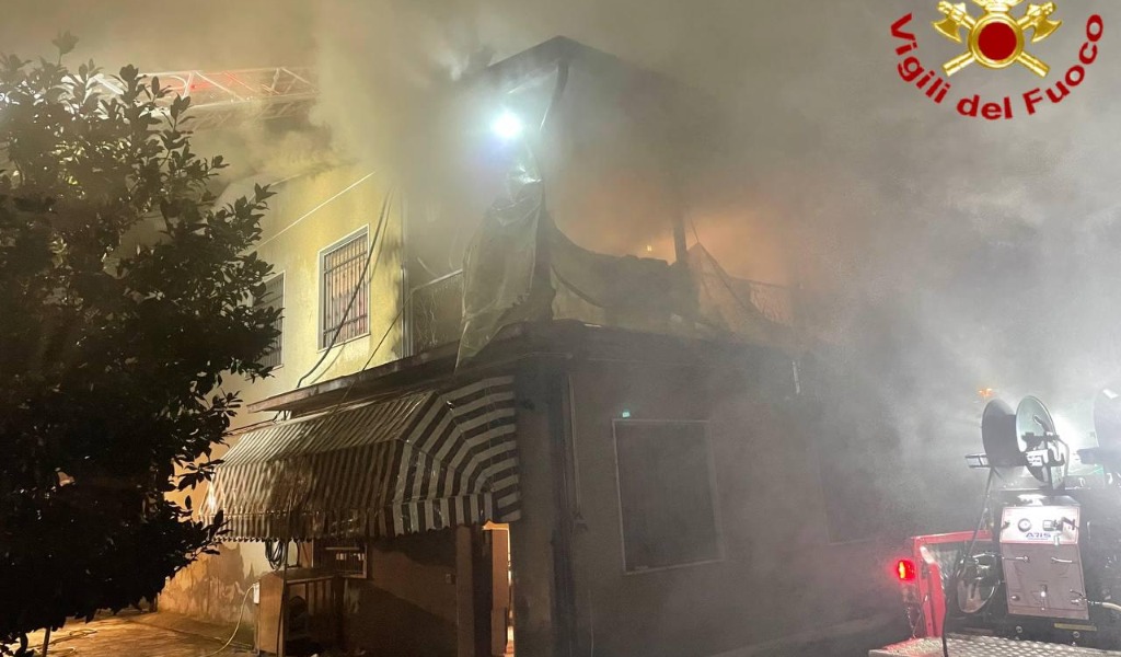 Tetto in fiamme ad Abbadia Cerreto, le foto e il video dell’intervento