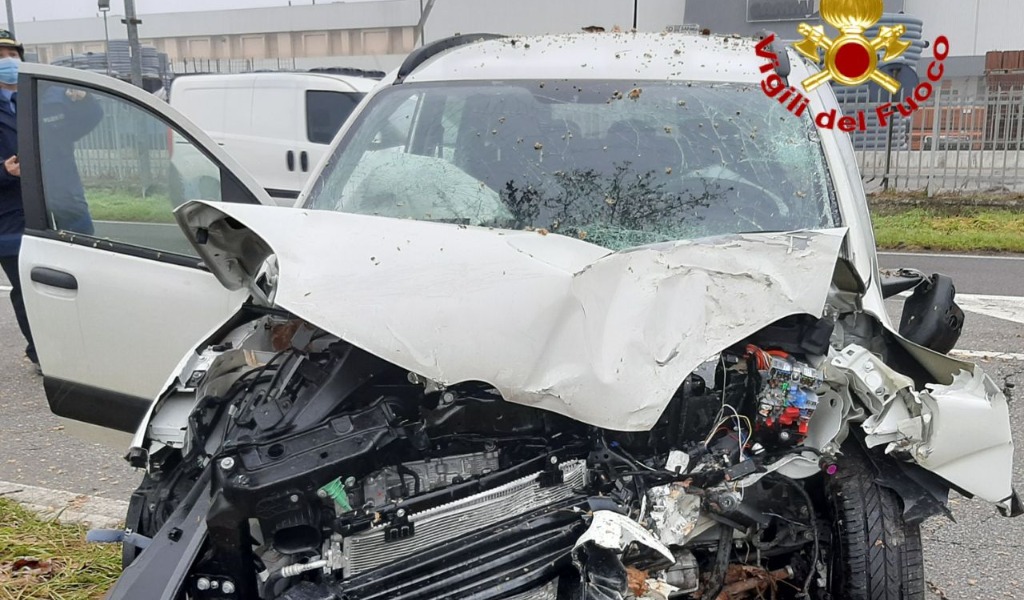 Incidente fatale: 64enne perde il controllo dell’auto, finisce contro un albero e muore