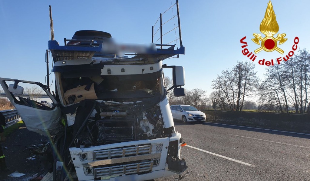 Scontro tra camion e bisarca in A1, un’auto si schianta a terra