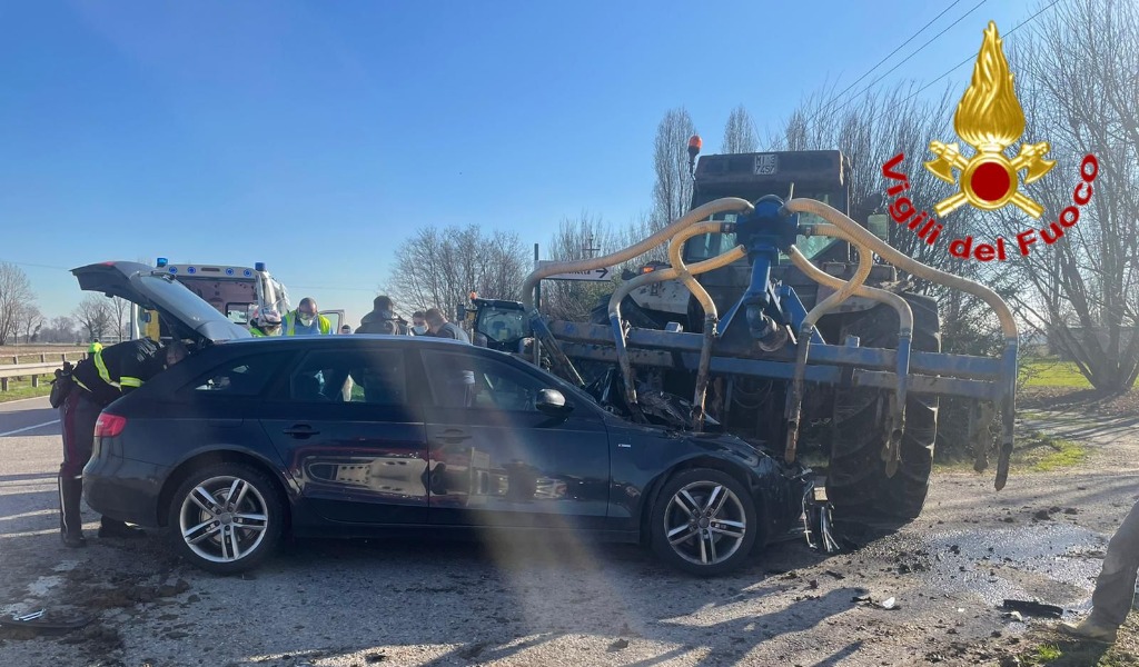 Auto schiacciata da un trattore sparaletame, autista miracolato