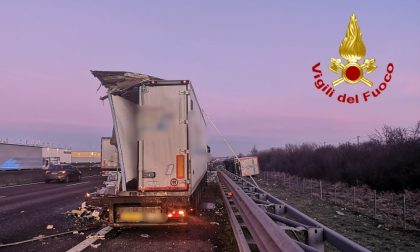 Scontro tra camion in A1: uno distrutto, l'atro finisce fuori strada: le foto dei soccorsi