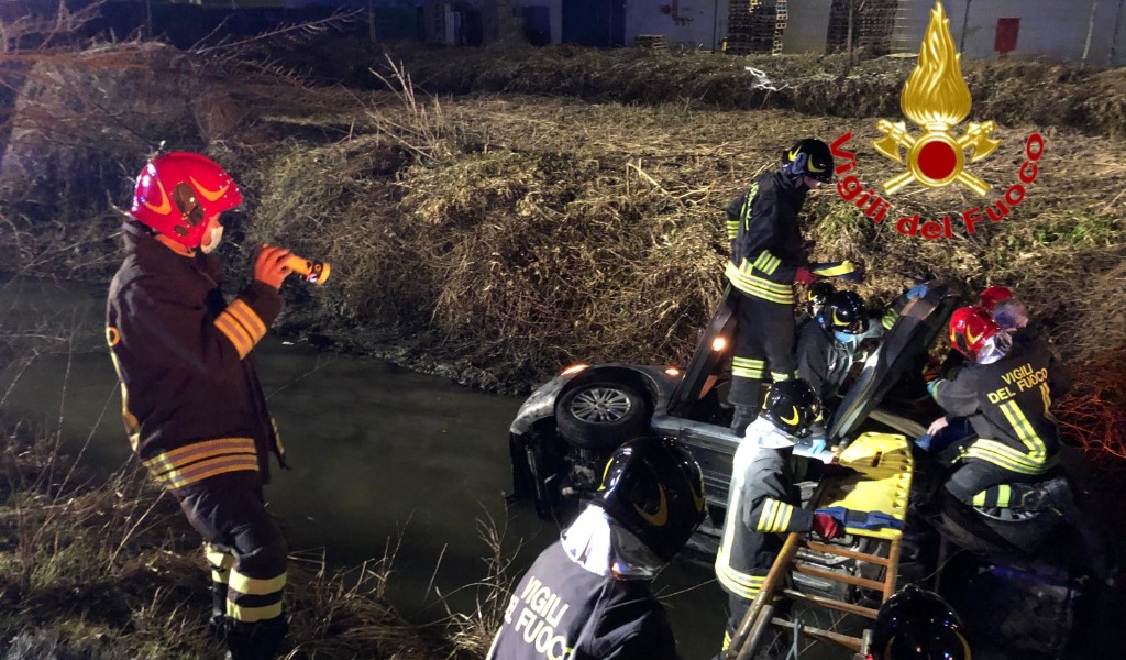 Perde il controllo dell’auto e finisce nel fosso pieno d’acqua, le foto dell’intervento per estrarre il guidatore