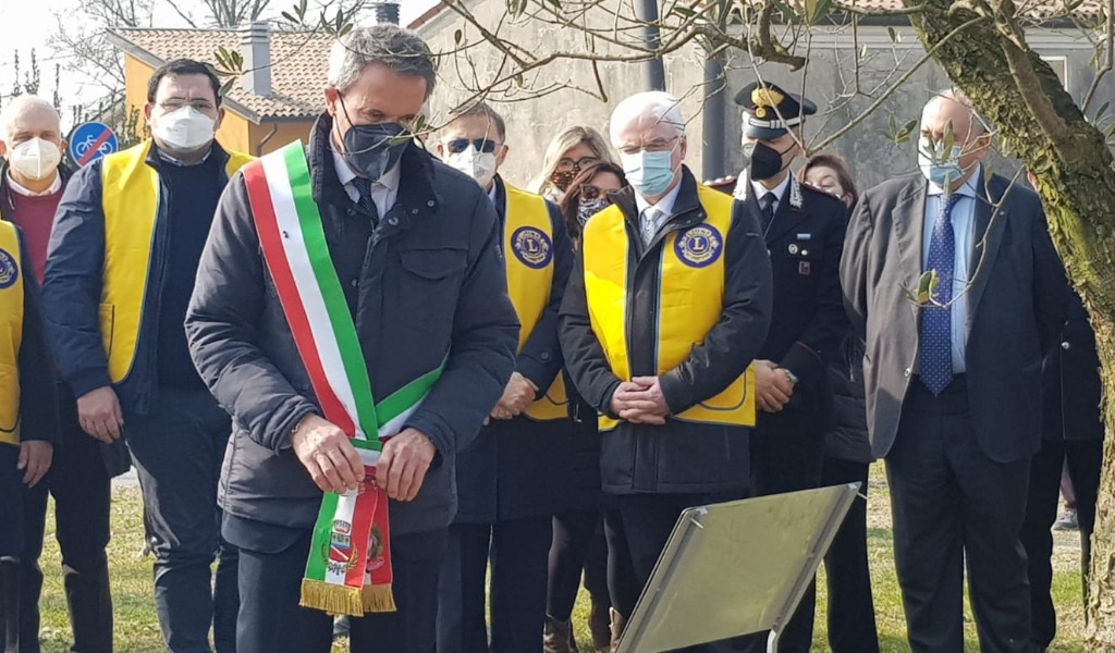 A un anno dall’inizio della pandemia l’abbraccio a distanza tra Codogno e Vo’