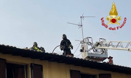 Incendio canna fumaria a Modignano, tetto in fiamme