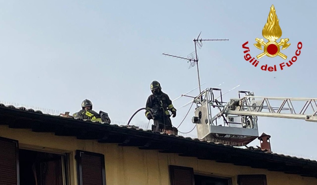 Incendio canna fumaria a Modignano, tetto in fiamme