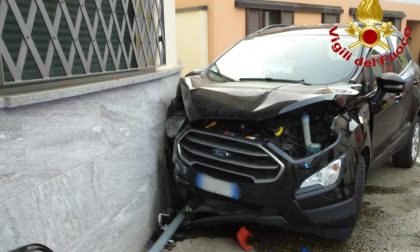 Perde il controllo dell'auto e finisce contro un'abitazione: 53enne in ospedale