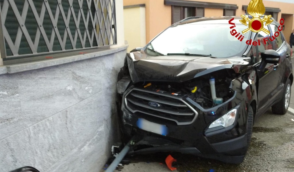Perde il controllo dell’auto e finisce contro un’abitazione: 53enne in ospedale