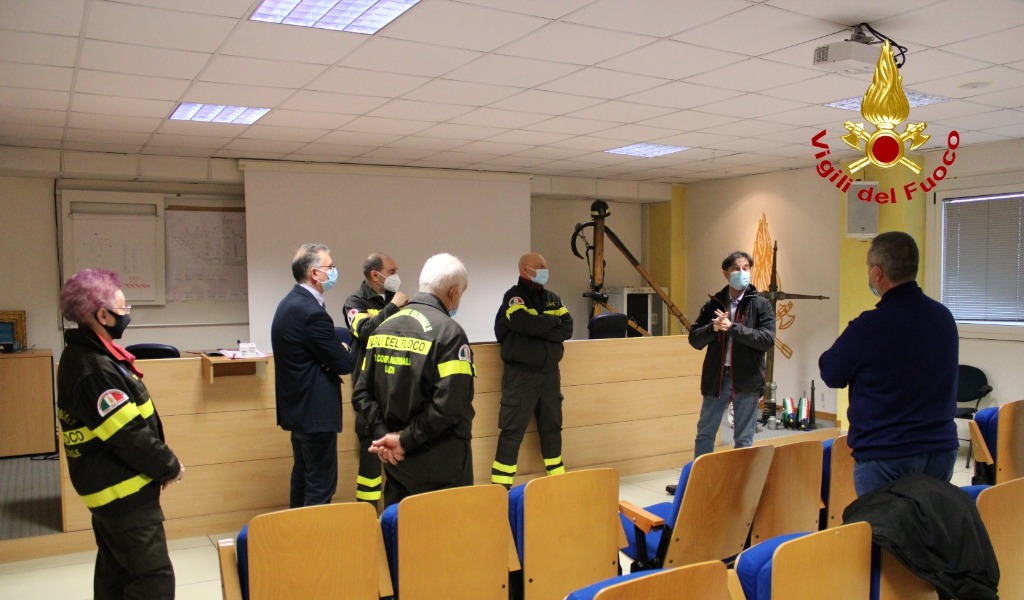 I Vigili del fuoco di Lodi donano uno Smartphone alla Donazione Fondazione Danelli