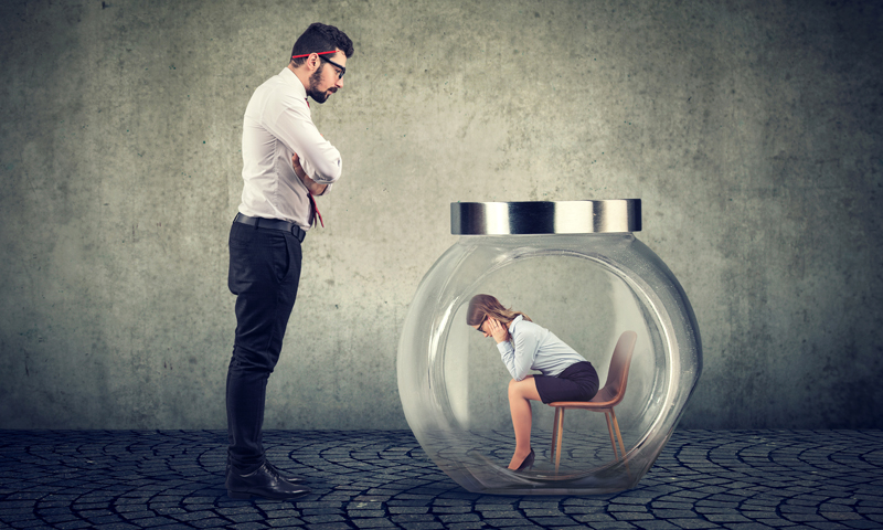 27enne cerca lavoro, la risposta: “Posizione non adatta a una ragazza, c’è da andare in giro in auto tutto il giorno”