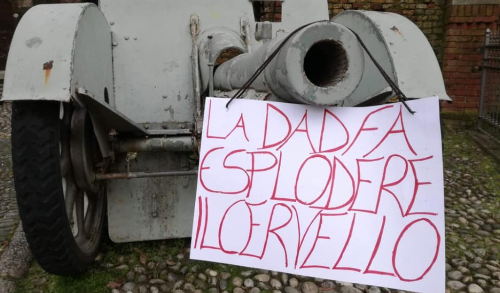 Spuntano cartelli #nodad in tutta Lodi: protesta contro la didattica a distanza