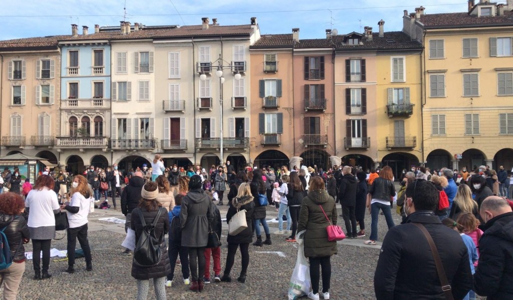 Le foto della manifestazione No Dad a Lodi che ha riempito Piazza della Vittoria