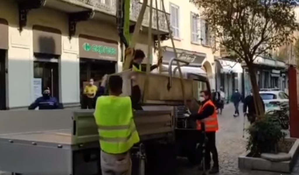 A Lodi si combatte il degrado togliendo le panche ed è subito “La ballata delle panchine rimosse”