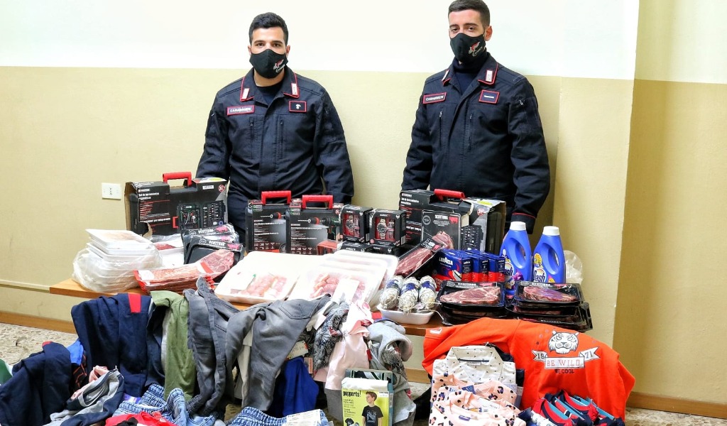15enne sorpreso alla guida di un’auto piena di merce rubata