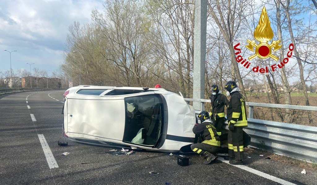 Perde il controllo dell’auto e si ribalta in Tangenziale, 22enne in ospedale