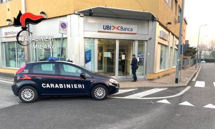 Aggredisce anziana mentre preleva al bancomat e le ruba mille euro