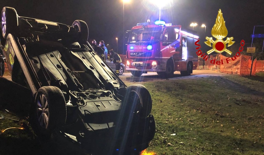 Esce di strada e si ribalta con l’auto, 22enne ne esce miracolato