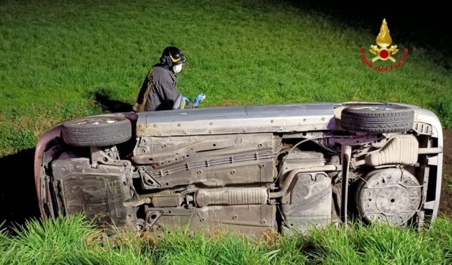 46enne si ribalta con l’auto e finisce in ospedale