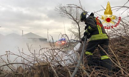 Catasta di legno in fiamme, area messa in sicurezza dai Vigili del fuoco