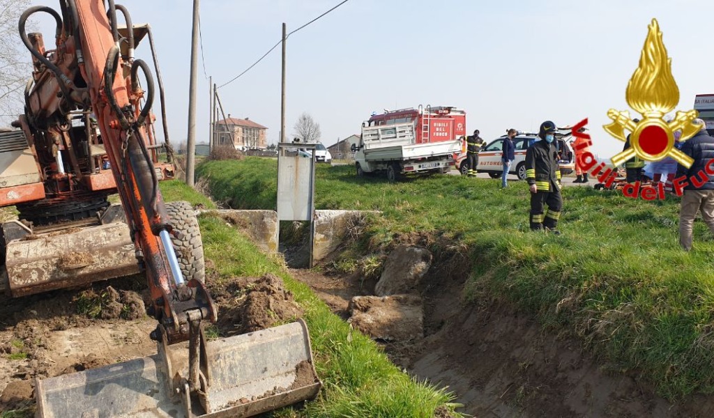 Incidente sul lavoro a Bertonico, operaio schiacciato dalla scavatrice