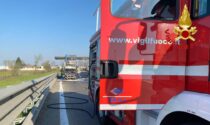 Furgone frigorifero in fiamme: il video dell'incendio al casello autostradale di Lodi