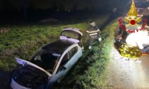 Brutto fuori strada a Mulazzano, coppia finisce in un fosso con l'auto