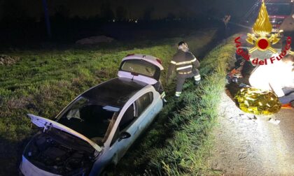 Brutto fuori strada a Mulazzano, coppia finisce in un fosso con l'auto