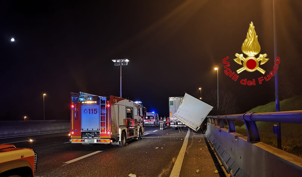 Incidente in A1, camion carico di frutta e verdura si schianta contro il guard rail