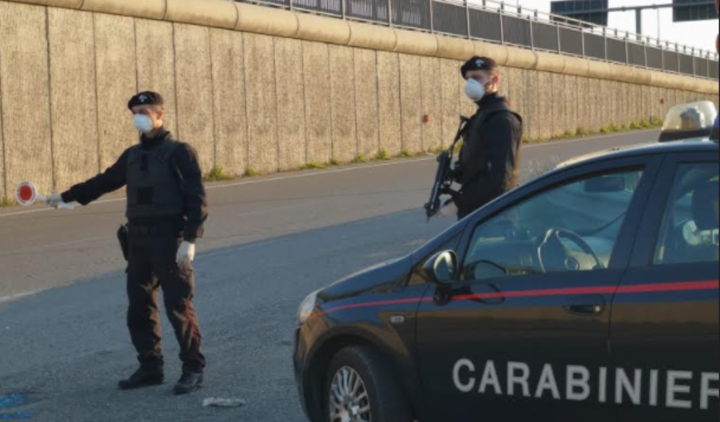 Ladra sorpresa allontanarsi con la refurtiva, 37enne pregiudicata nei guai