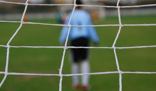 Durante la partita di calcio del figlio di 9 anni lancia una piastrella in campo e minaccia gli altri genitori con una spranga