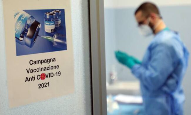 La Pasqua frena le vaccinazioni: in Lombardia poco più di 7mila somministrazioni