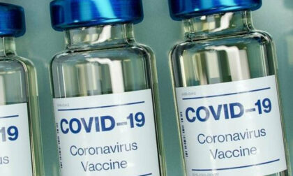 Li chiamano per i vaccini: uno è morto dieci giorni prima, l’altro… nel 1991