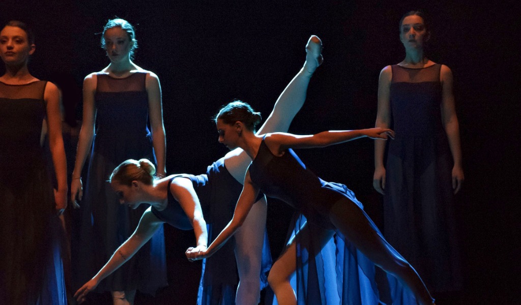 Sul palco del Teatro alle Vigne le danzatrici dell’Accademia di Musica e Danza Gaffurio