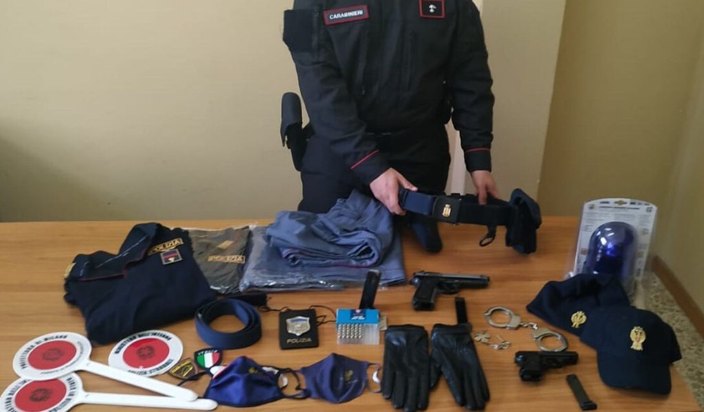 Trovato in casa con “travestimenti” da poliziotto per le truffe: denunciato pregiudicato recidivo